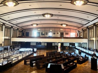 　市ケ谷記念館の大講堂＝東京都新宿区