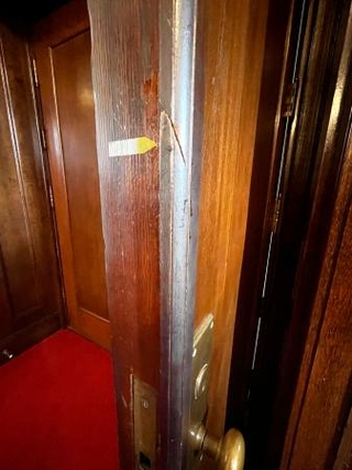 　三島由紀夫が付けたとされる刀傷＝東京都新宿区