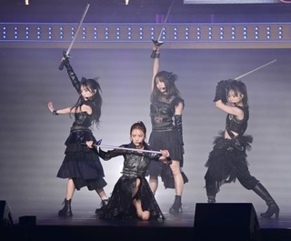 　剣でパフォーマンスする（左から）向井地美音、高橋みなみら＝日本武道館