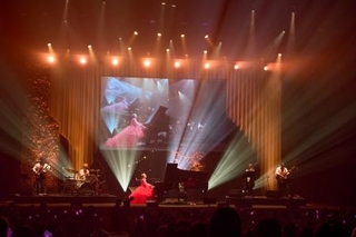 　新曲「虹」をバンドバージョンで披露するハラミちゃんら