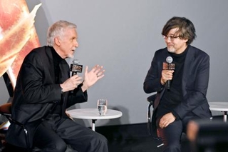 　ジェームズ・キャメロン監督（左）と山崎貴監督＝東京都新宿区