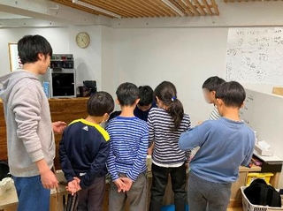 　子どもたちの好奇心が動くと、席を自由に離れて学べる「楽校」の授業風景＝東京・吉祥寺（提供写真）