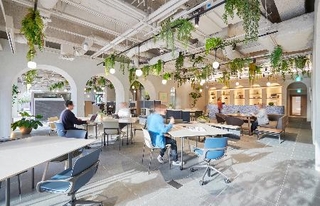 　予約制で見学を受け入れているプラスファニチャーカンパニーのオフィス「ＰＬＵＳ　ＤＥＳＩＧＮ　ＣＲＯＳＳ」＝東京・恵比寿（提供写真）