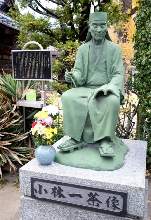 　炎天寺境内の小林一茶像＝東京都足立区