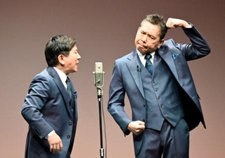 　漫才を披露する「爆笑問題」の田中裕二（左）と太田光＝東京都内