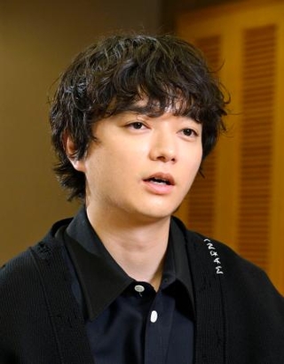 　「物語を最後まで聞いた人がタイトルの意味をどう感じるのか、楽しみにしています」と話す染谷将太