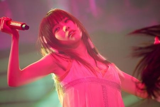 　パフォーマンスするアイナ・ジ・エンド＝２０２５年１２月２０日、東京・有明の東京ガーデンシアター