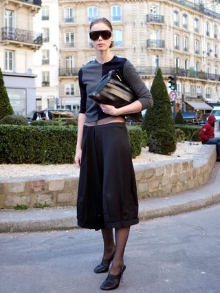 　モノトーンでまとめ、おなかをチラ見せ＝２０２５年３月