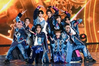 　ライブでパフォーマンスをする「Ｓｎｏｗ　Ｍａｎ」のメンバー＝東京都文京区の東京ドーム