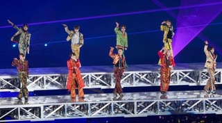 　ライブでパフォーマンスをする「Ｓｎｏｗ　Ｍａｎ」のメンバー＝東京都文京区の東京ドーム