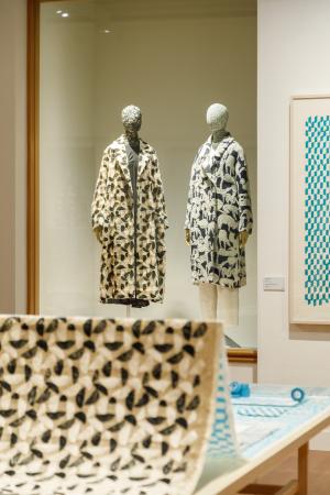 　ベルベットに刺しゅうを施したテキスタイル「ｖｏｉｘ」のコート（左）と、ジャカード織り「ｌｉｆｅ　ｐｕｚｚｌｅ」のコート（撮影：Ｍａｎａｍｉ　Ｔａｋａｈａｓｈｉ）（提供写真）