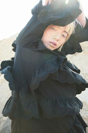 　ミナ　ペルホネンを代表するモチーフ「ｔａｍｂｏｕｒｉｎｅ」を施した衣服をまとうダンサーのアオイヤマダさん（ｐｈｏｔｏ：Ｋｅｉｔａ　Ｇｏｔｏ／ｍｏｄｅｌ：Ａｏｉ　Ｙａｍａｄａ）（提供写真）