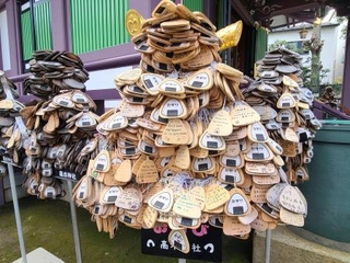 　高木神社に奉納されたおむすびの形の絵馬＝東京都墨田区