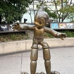 　「大泉アニメゲート」に設置されている「鉄腕アトム」のアトムのブロンズ像＝東京都練馬区