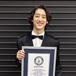 　「屋内のソロピアノリサイタルで販売されたチケットの最多枚数」のギネス世界記録に認定され、写真に納まる角野隼斗（（Ｃ）Ｒｙｕｙａ　Ａｍａｏ）