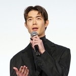 　舞台あいさつする宮沢氷魚＝東京都内