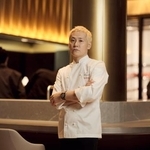 　厨房が舞台のように感じられる「ＫＥＩ　Ｃｏｌｌｅｃｔｉｏｎ　ＰＡＲＩＳ」のカウンター席の前に立つ小林圭さん＝東京・虎ノ門（提供写真）