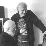 　歓談するアレクセイ・リュビモフ（手前）とヴァレンティン・シルヴェストロフ（アルバム「…レーテーに花咲く…」より）