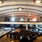 　市ケ谷記念館の大講堂＝東京都新宿区