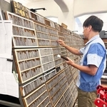 　活字を拾う職人＝東京都新宿区