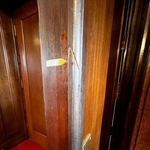 　三島由紀夫が付けたとされる刀傷＝東京都新宿区