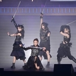 　剣でパフォーマンスする（左から）向井地美音、高橋みなみら＝日本武道館