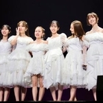 　千秋楽公演に登場した前田敦子（右から３人目）ら＝日本武道館（（Ｃ）ＡＫＢ４８）