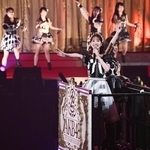 　客席に手を振る柏木由紀（左）と横山由依＝日本武道館