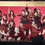 　「大声ダイヤモンド」を歌うＡＫＢ４８＝日本武道館