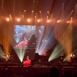 　新曲「虹」をバンドバージョンで披露するハラミちゃんら