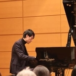 　来日記者会見でショパンを演奏するエリック・ルー＝２０２５年１２月１０日、東京都目黒区