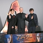 　試写会イベントに登壇した（左から）宮世琉弥、ジェームズ・キャメロン監督、山崎貴監督＝東京都新宿区