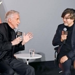　ジェームズ・キャメロン監督（左）と山崎貴監督＝東京都新宿区