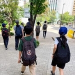 　楽校が月に１回実施する野外授業の風景。子どもたちは主体的に行き先や過ごし方を決め、片道１時間の場所へ小さな旅をする（提供写真）