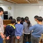 　子どもたちの好奇心が動くと、席を自由に離れて学べる「楽校」の授業風景＝東京・吉祥寺（提供写真）