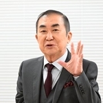 　記者会見でポーズをとる桂文枝＝１２日、東京都新宿区