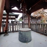 　西新井大師境内の「加持の井戸」。立派な屋根に守られている＝東京都足立区