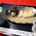 　西新井大師名物の草だんごと、くず餅、緑茶のセット＝東京都足立区