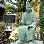 　炎天寺境内の小林一茶像＝東京都足立区