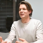 　インタビューに応じるダビッド・フレイ