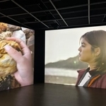 　サイドコアの映像作品「ｌｉｖｉｎｇ　ｒｏａｄ」。能登の海岸を歩く俳優の坂口彩夏さん（提供写真）