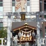 　秋葉神社と時計の広告＝東京都港区