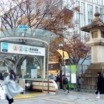 　地下鉄表参道駅の出入り口と石灯籠＝東京都港区