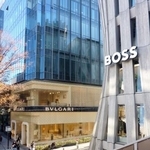 　表参道に並ぶ高級ブランドの店＝東京都内