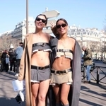 　切りっぱなしのパンツでそろえた肌見せコーディネート＝２０２２年３月