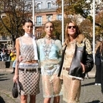 　シアー素材を重ねた“見せパン”コーデの３人＝２０２２年１０月