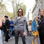 　ショーツをファッション化した着こなし。グレーのニットに黒タイツで上品に＝２０２３年９月