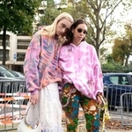 　カラフルなパーカーのカップル。白いスカートの重ね着が似合う男性（左）＝２０２１年１０月