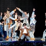 　ライブでパフォーマンスをする「Ｓｎｏｗ　Ｍａｎ」のメンバー＝東京都文京区の東京ドーム