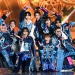 　ライブでパフォーマンスをする「Ｓｎｏｗ　Ｍａｎ」のメンバー＝東京都文京区の東京ドーム